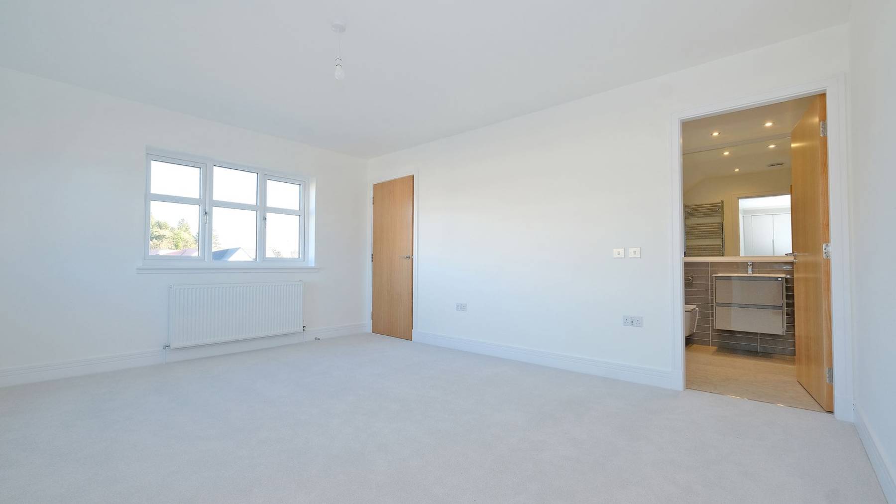 Large bedroom with ensuite 