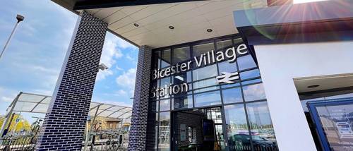 Vb5431764 Bicester Village Station 1 1024X683
