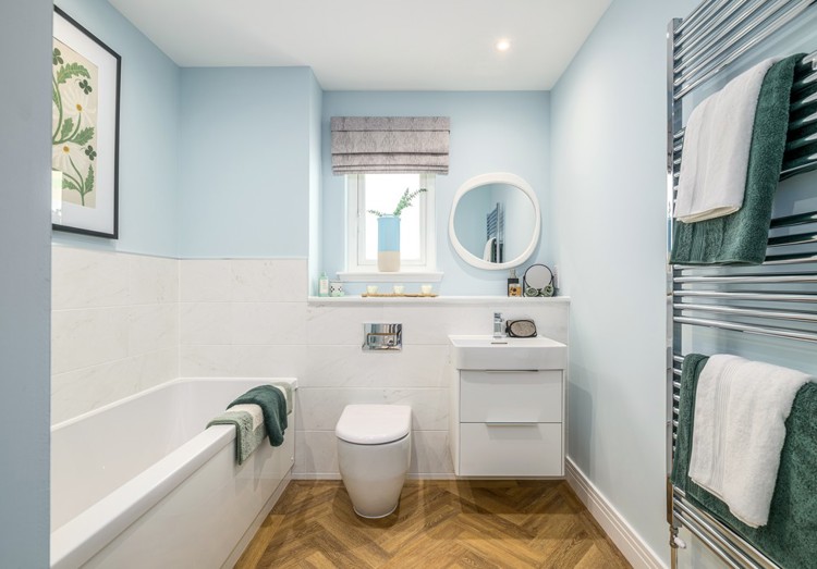 5 bedroom showhome | family bathroom with separate bath and eye-catching tiling