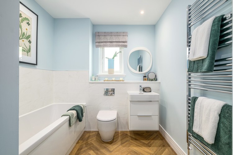 5 bedroom showhome | family bathroom with separate bath and eye-catching tiling