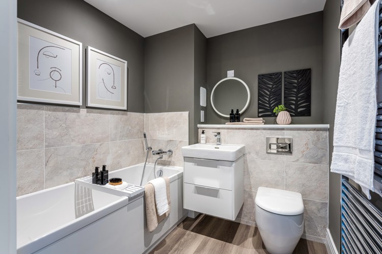 3 Bed Apartment | Family Bathroom