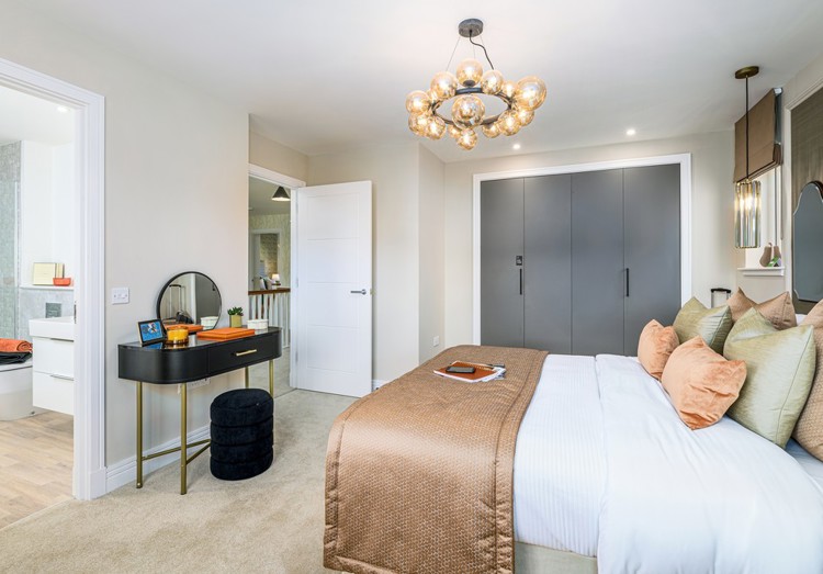 5 bedroom showhome | principal bedroom with en suite and fitted wardrobes