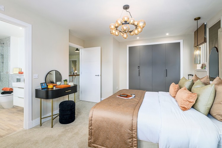 5 bedroom showhome | principal bedroom with en suite and fitted wardrobes