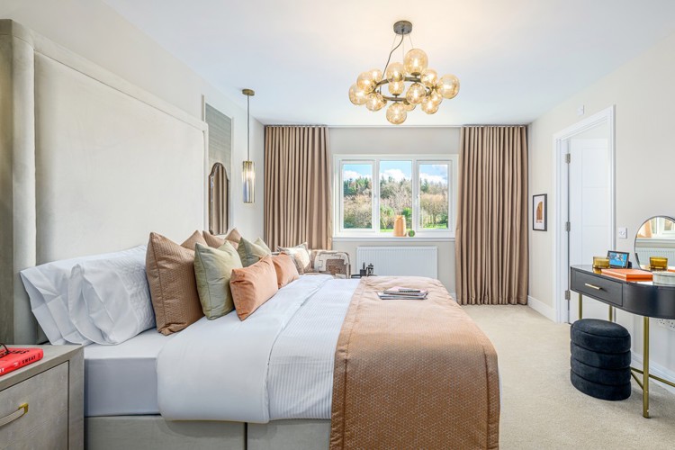 5 bedroom showhome | principal bedroom with en suite and fitted wardrobes