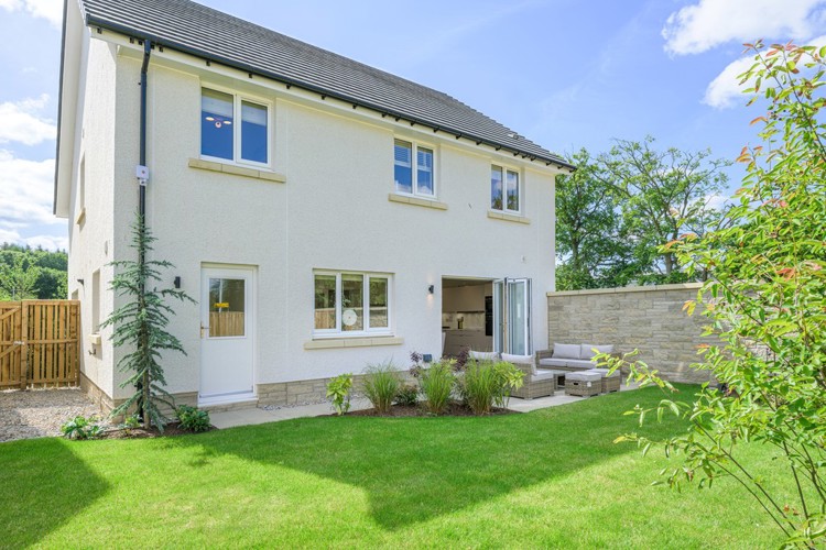 4 bedroom plus study showhome | Expansive rear garden 