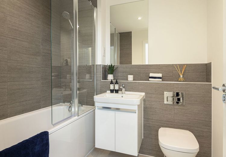 Vb2093924 8864 061 Plot176 CALA At Mowbray Horsham CALA SHC Bathroom