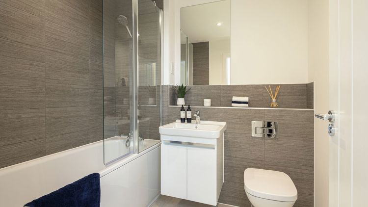 Vb2093924 8864 061 Plot176 CALA At Mowbray Horsham CALA SHC Bathroom