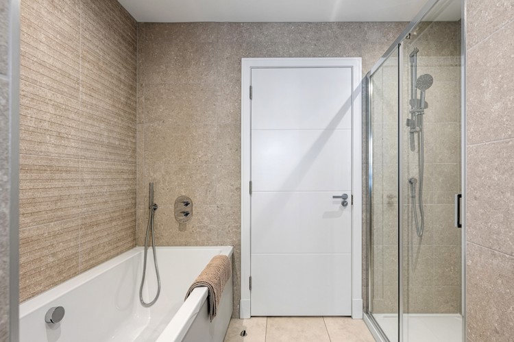 Vb5653152 20260227 Cala Homes Lathallan Grange Logan Bathroom 002 1600X1064