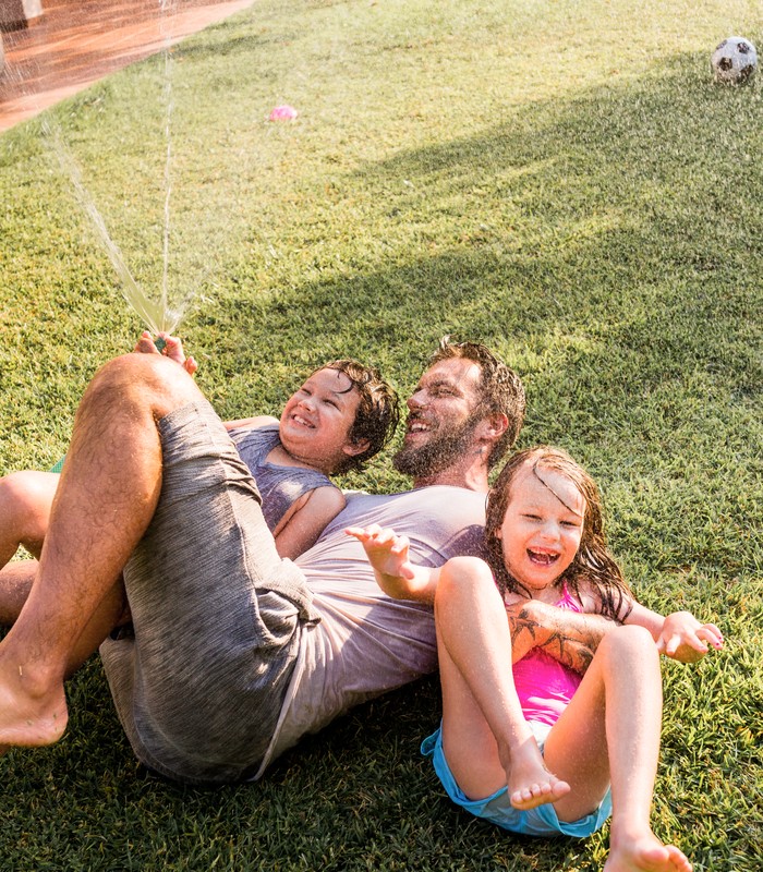 Vb1633683 Dad And Children In Garden 700X800