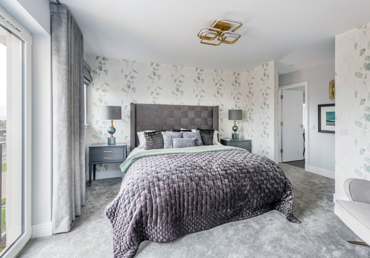 5 bedroom home for sale | impressive main bedroom with en-suite and fitted wardrobes 