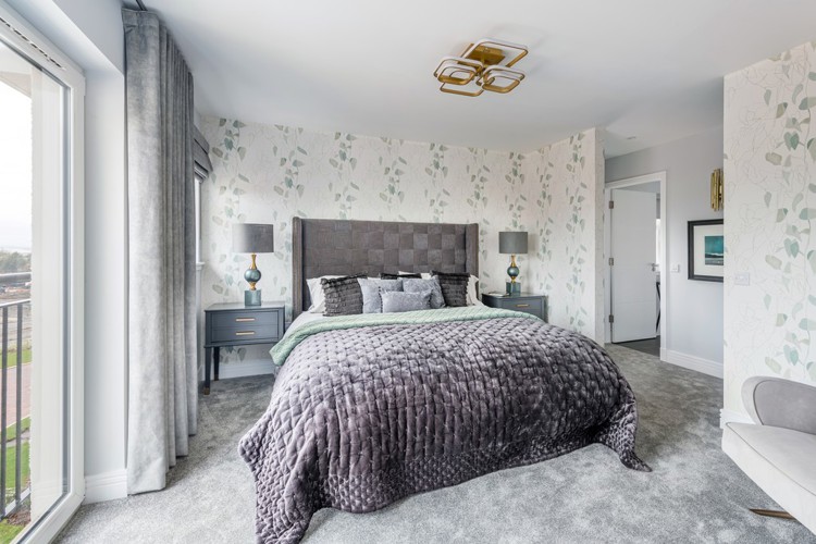 5 bedroom home for sale | impressive main bedroom with en-suite and fitted wardrobes 