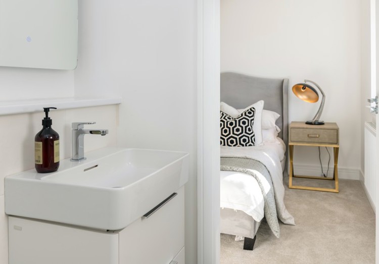 Vb2150336 20230307 Cala Homes Oakbank Plot 33 Bedroom 1 Ensuite 002 800X533