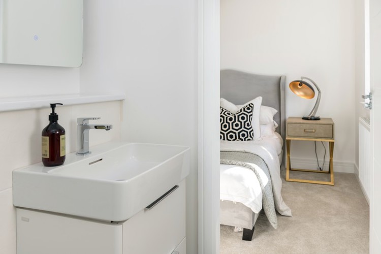 Vb2150336 20230307 Cala Homes Oakbank Plot 33 Bedroom 1 Ensuite 002 800X533