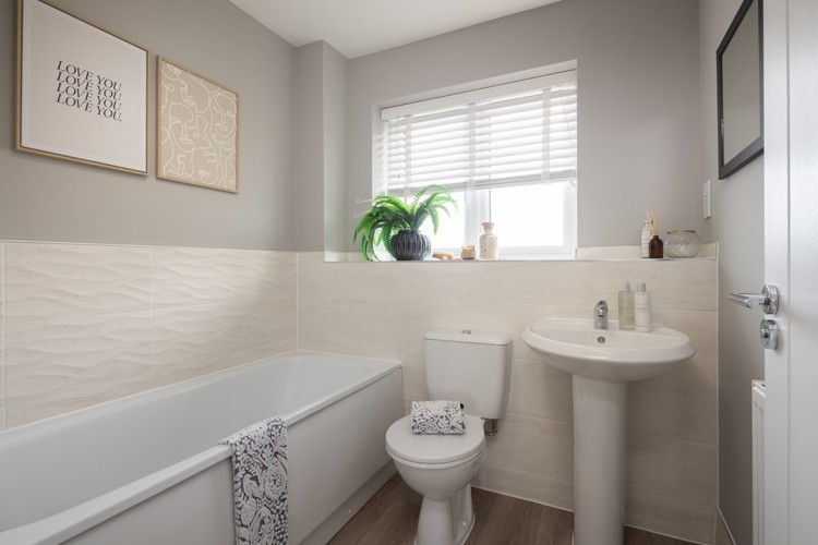 Cala at Hampton Lakes: The Hulsfield - first floor family bathroom