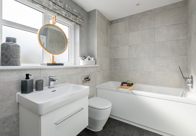 5 bedroom home for sale | family bathroom
