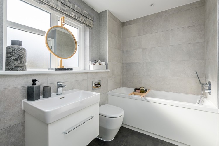 5 bedroom home for sale | family bathroom